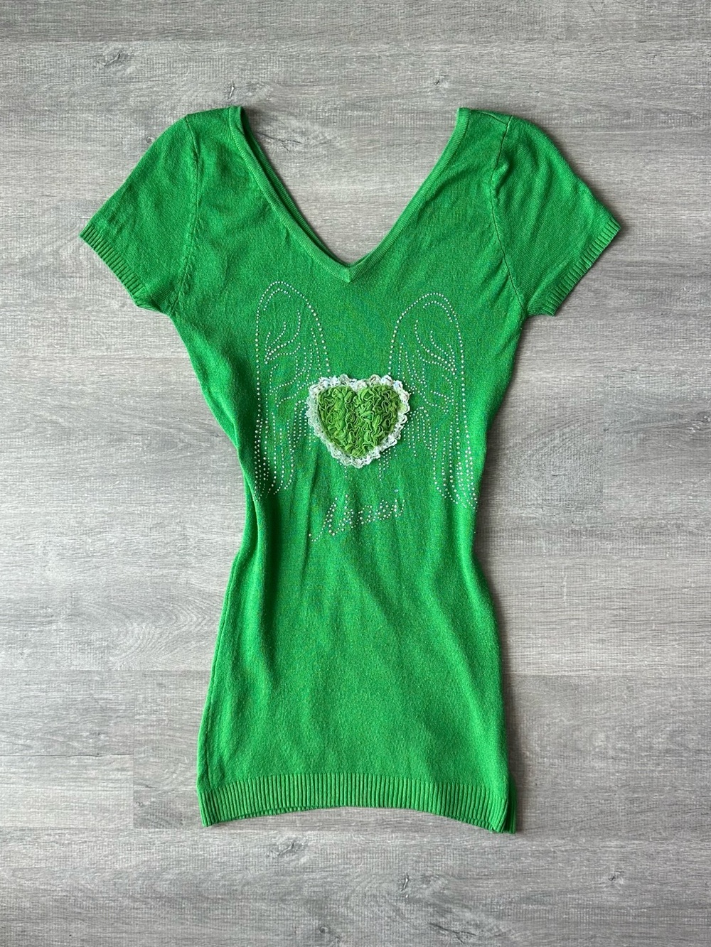 Y2K Green V-Neck Short Sleeve Women's Top with Heart Applique